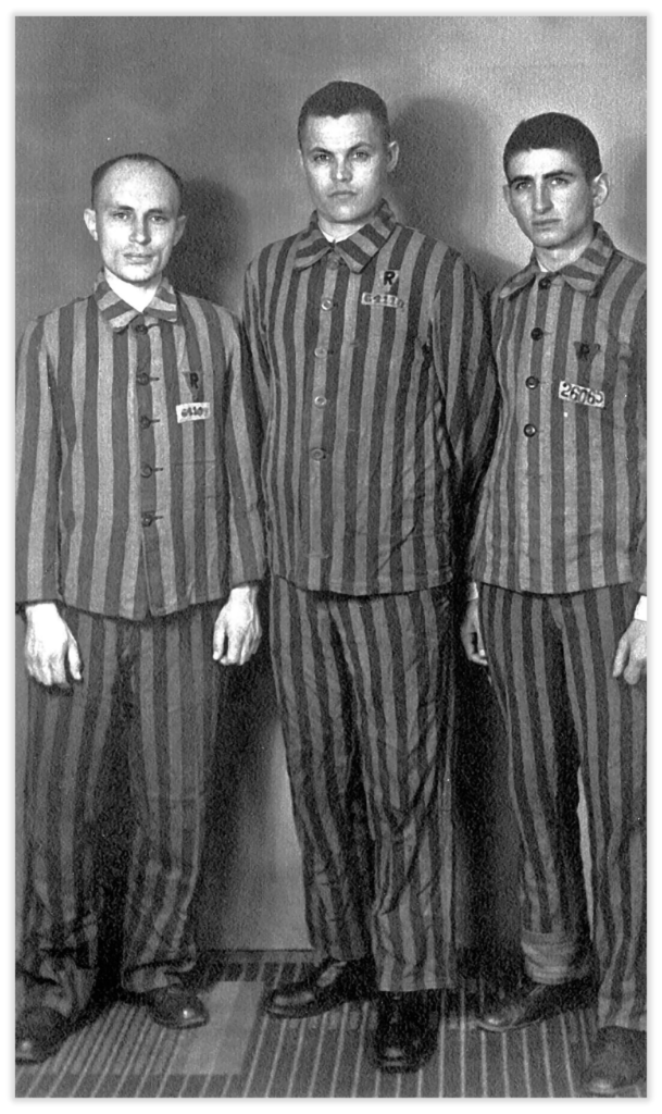 Lew Mischtschenko und zwei weitere Männer in Häftlingskleidung, 1945